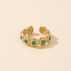 Bague bohème dorée ouverte ornée de pierres vertes