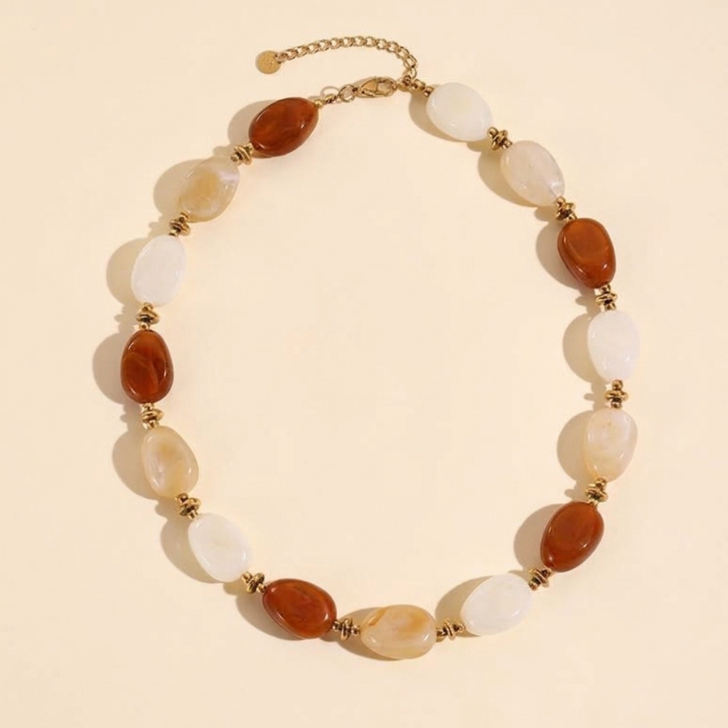 Collier Alma bohème avec perles ovales aux tons chauds et détails dorés