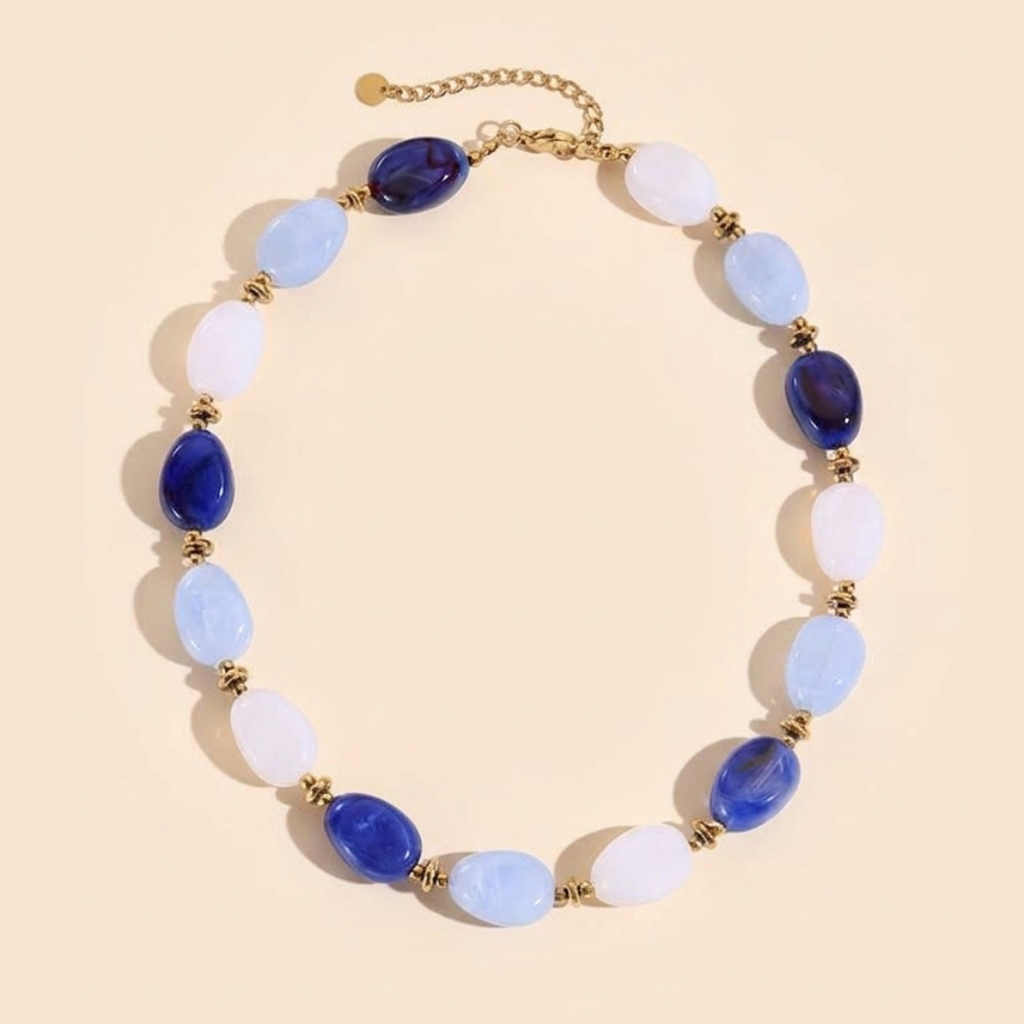 Collier Alma bohème avec perles ovales aux tons bleutés et détails dorés