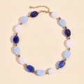 Collier Alma bohème avec perles ovales aux tons bleutés et détails dorés