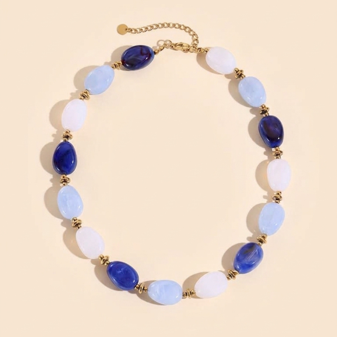 Collier Alma bohème avec perles ovales aux tons bleutés et détails dorés