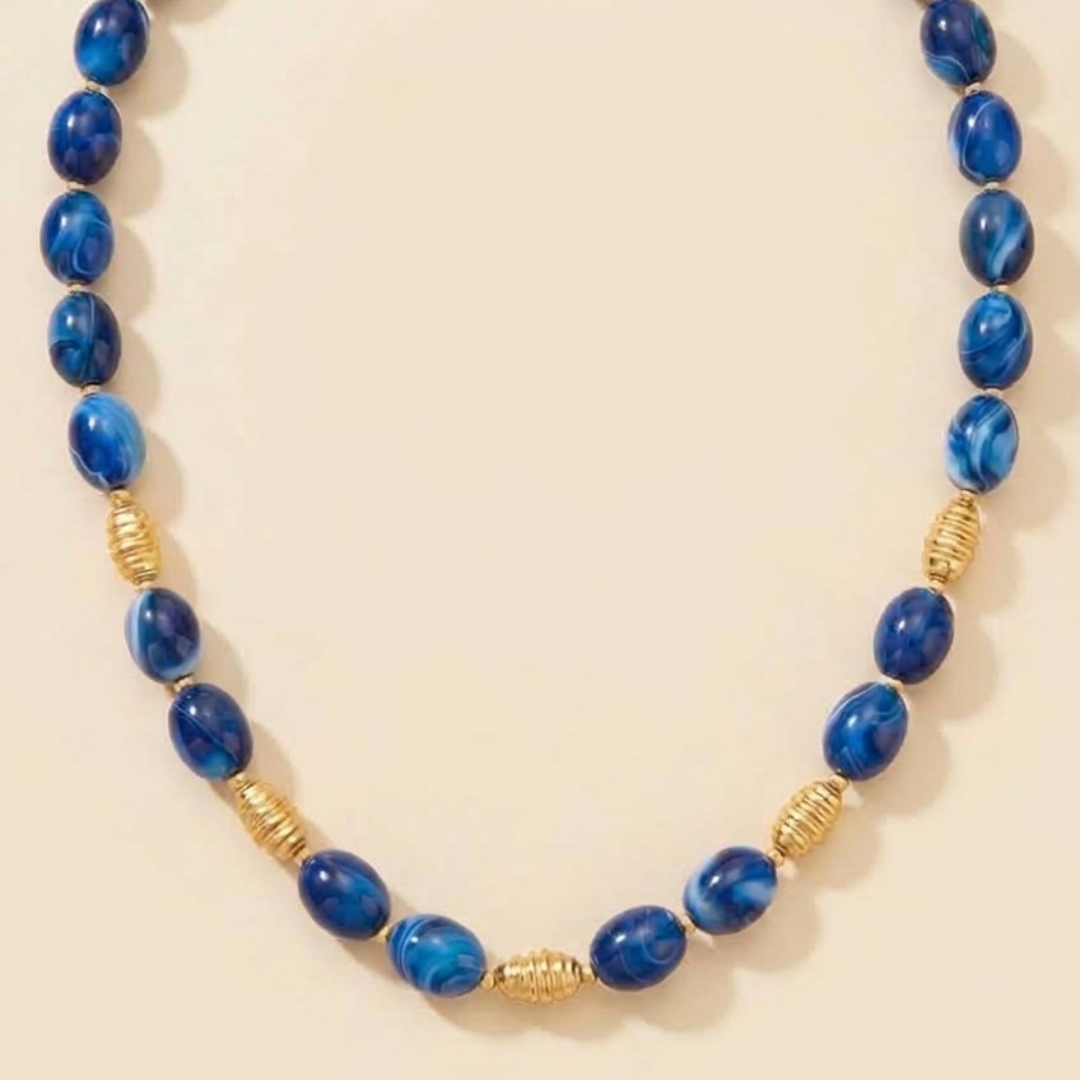 Collier Calista en perles ovales de résine bleue avec séparateurs dorés